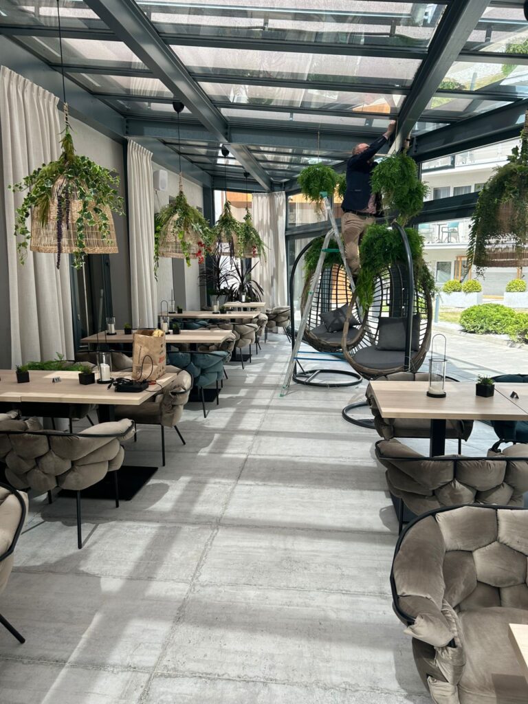 Taras restauracji wykończony płytkami gresowymi – realizacja komercyjna